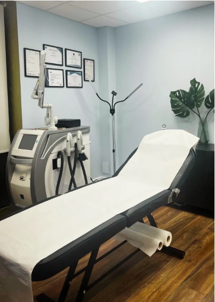 marquesa em clínica estética preparada com rolo descartável