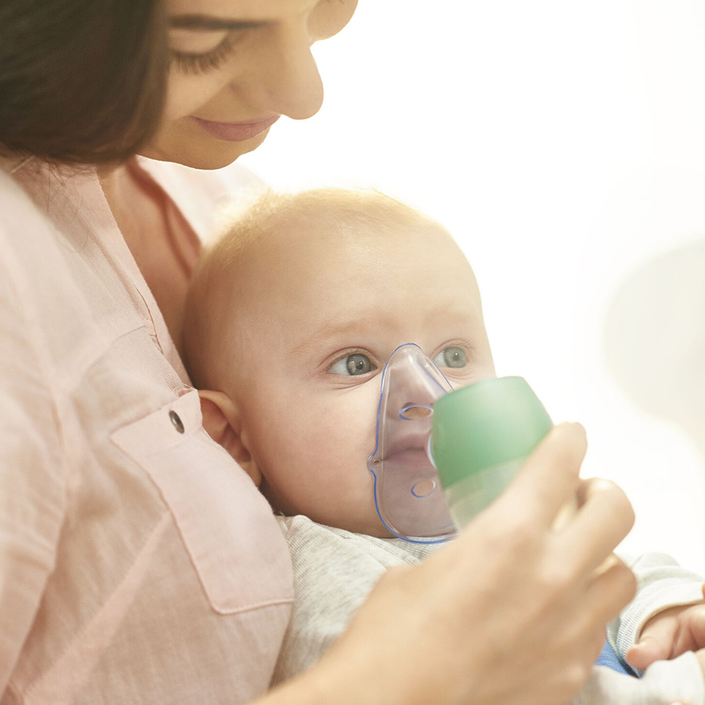 bebe-nebulizador-compressor-duobaby-omron-alpedcare Bebé a utilizar Nebulizador Compressor Duobaby Omron
