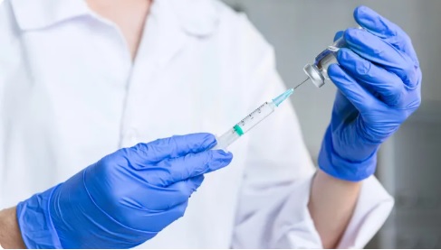 preparação de seringa para procedimento de mesoterapia em ambiente clínico