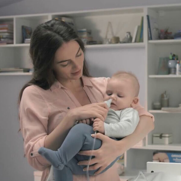 Mãe e Bebé utilizando o Nebulizador Compressor Duobaby Omron