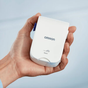 Mão a segurar o nebulizador C803 da Omron