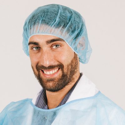 Homem com touca descartável clip