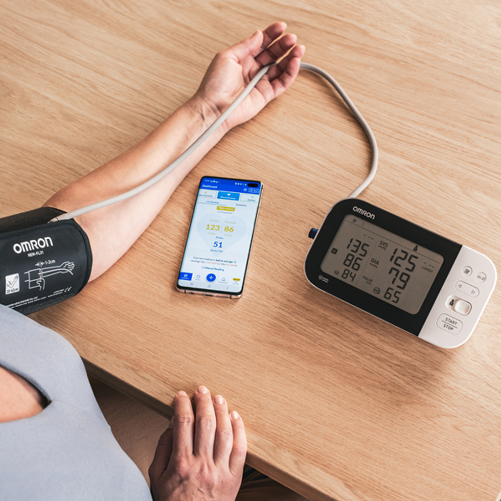 utilizacao-tensiometro-digital-omron-m7-alpedcare Tensiómetro Digital Omron M7 Intelli IT